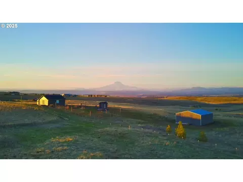 34 Appaloosa Ct, Centerville, WA 98613