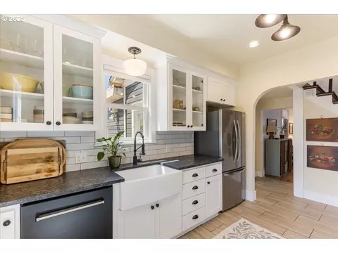 Kitchen - 1212 E 6th St, Newberg, OR 97132 photo 4 of 4