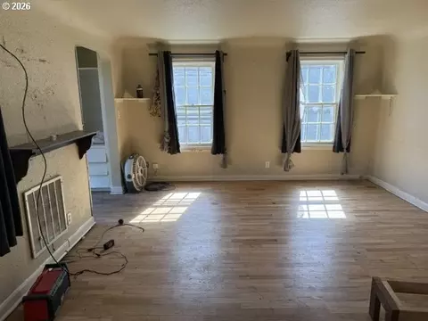 Living - 54 E 24th Ave, Eugene, OR 97405 photo 1 of 2