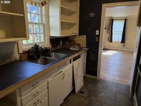 Kitchen - 54 E 24th Ave, Eugene, OR 97405 photo 2 of 2