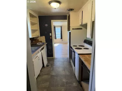 Kitchen - 54 E 24th Ave, Eugene, OR 97405 photo 1 of 2