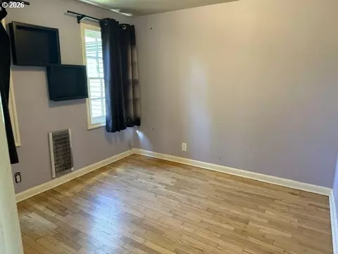 Bedroom - 54 E 24th Ave, Eugene, OR 97405 photo 2 of 2
