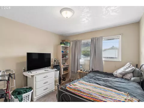 Bedroom - 22222 SE Ash St, Gresham, OR 97030 photo 3 of 7