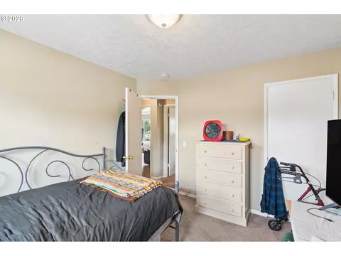 Bedroom - 22222 SE Ash St, Gresham, OR 97030 photo 4 of 7