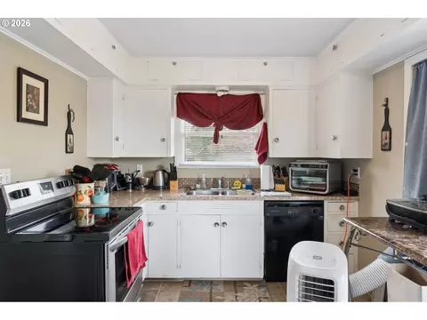 Kitchen - 22222 SE Ash St, Gresham, OR 97030 photo 1 of 6