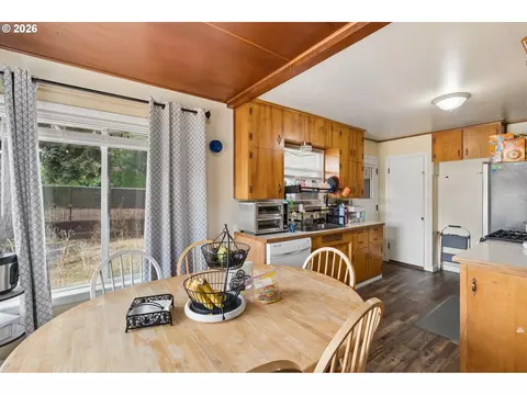 Kitchen - 22222 SE Ash St, Gresham, OR 97030 photo 3 of 6