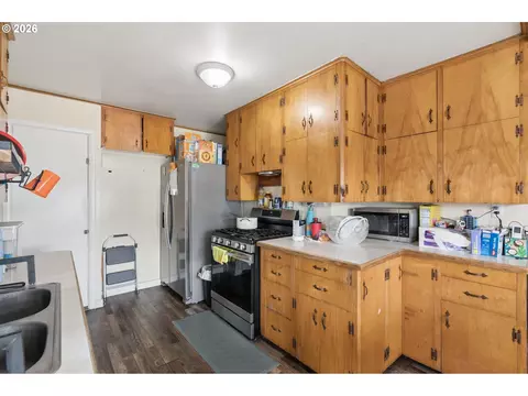 Kitchen - 22222 SE Ash St, Gresham, OR 97030 photo 5 of 6