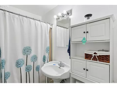 Bath - 22222 SE Ash St, Gresham, OR 97030 photo 1 of 2