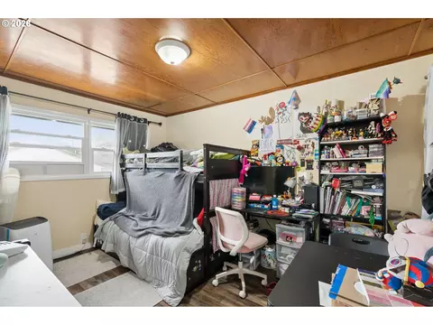 Bedroom - 22222 SE Ash St, Gresham, OR 97030 photo 6 of 7