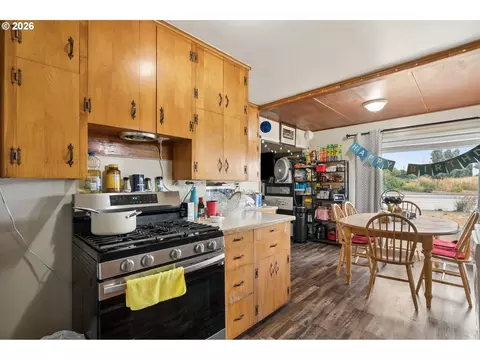 Kitchen - 22222 SE Ash St, Gresham, OR 97030 photo 6 of 6