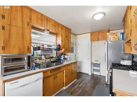 Kitchen - 22222 SE Ash St, Gresham, OR 97030 photo 4 of 6