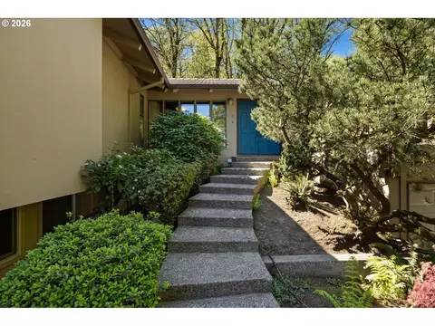560 Milburn Ct, Lake Oswego, OR 97034