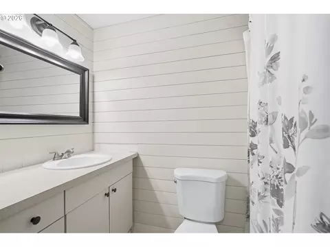 Bath - 792 SE Cedar St, Dundee, OR 97115 photo 1 of 2