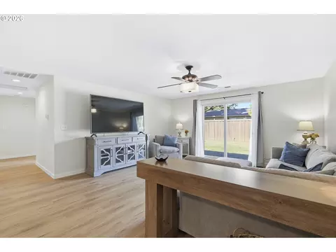 Living - 792 SE Cedar St, Dundee, OR 97115 photo 2 of 5