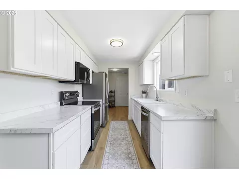 Kitchen - 792 SE Cedar St, Dundee, OR 97115 photo 2 of 4