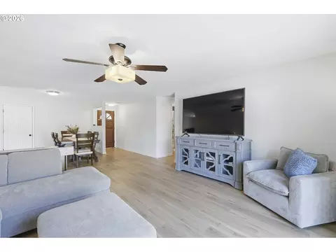 Living - 792 SE Cedar St, Dundee, OR 97115 photo 5 of 5