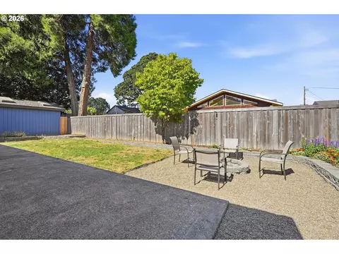 Exterior - 792 SE Cedar St, Dundee, OR 97115 photo 4 of 10