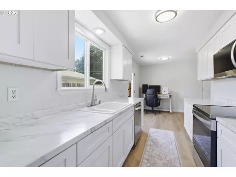 Kitchen - 792 SE Cedar St, Dundee, OR 97115 photo 4 of 4