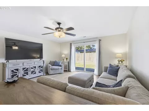 Living - 792 SE Cedar St, Dundee, OR 97115 photo 3 of 5