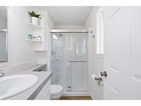 Bath - 792 SE Cedar St, Dundee, OR 97115 photo 2 of 2