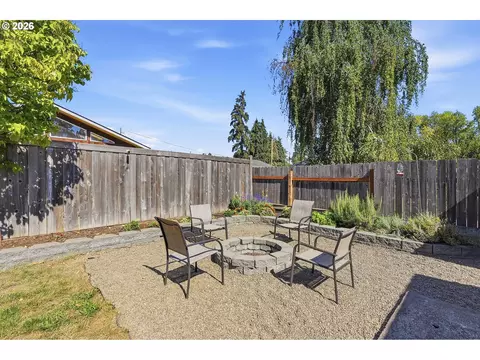 Exterior - 792 SE Cedar St, Dundee, OR 97115 photo 7 of 10
