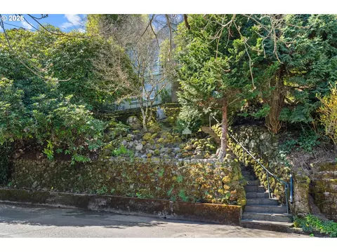 2647 SW Talbot Rd, Portland, OR 97201