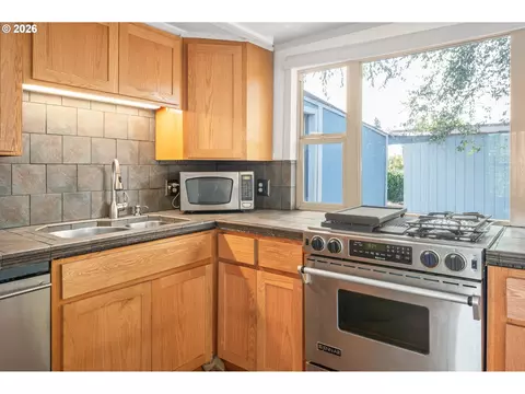 Kitchen - 1995 J St, Springfield, OR 97477 photo 3 of 6