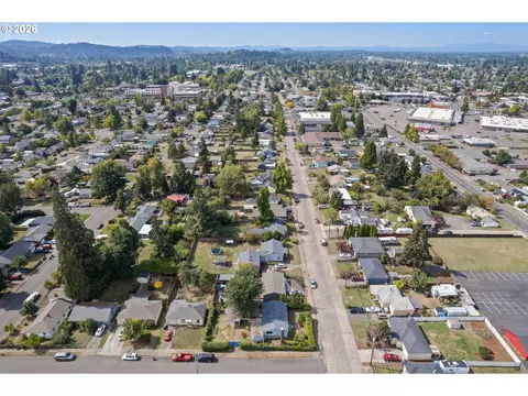 View/Area - 1995 J St, Springfield, OR 97477 photo 5 of 7