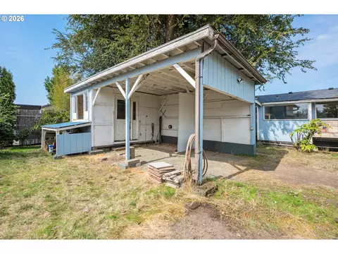 Exterior - 1995 J St, Springfield, OR 97477 photo 9 of 11
