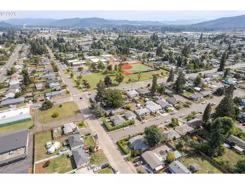 View/Area - 1995 J St, Springfield, OR 97477 photo 2 of 7