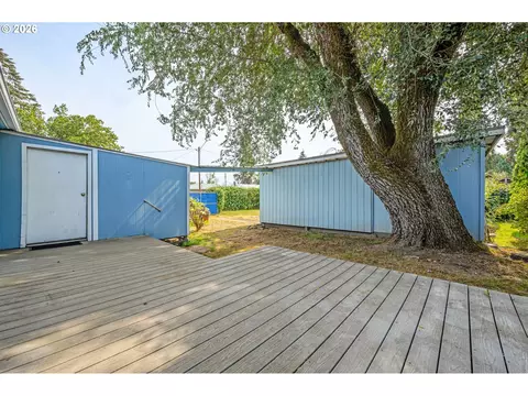 Exterior - 1995 J St, Springfield, OR 97477 photo 3 of 11