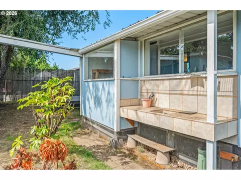 Exterior - 1995 J St, Springfield, OR 97477 photo 5 of 11