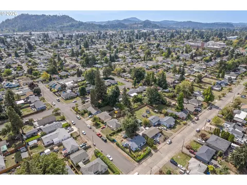 View/Area - 1995 J St, Springfield, OR 97477 photo 4 of 7