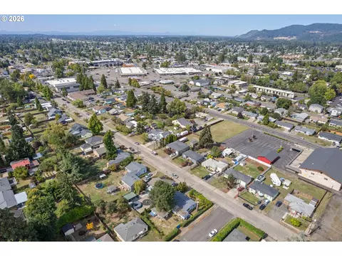 View/Area - 1995 J St, Springfield, OR 97477 photo 6 of 7