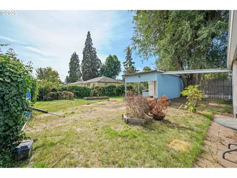 Exterior - 1995 J St, Springfield, OR 97477 photo 7 of 11