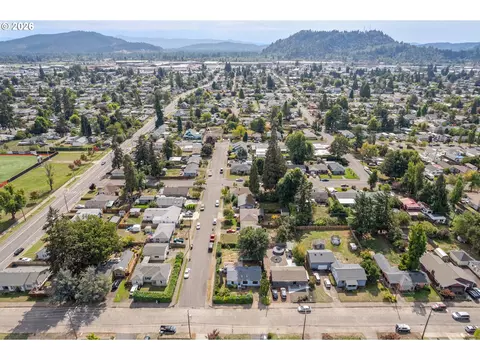 View/Area - 1995 J St, Springfield, OR 97477 photo 3 of 7