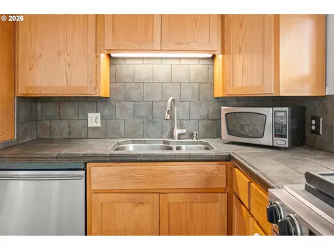 Kitchen - 1995 J St, Springfield, OR 97477 photo 4 of 6