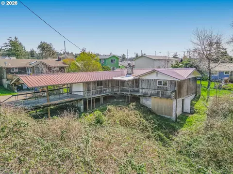 448 NE 10th St, Newport, OR 97365