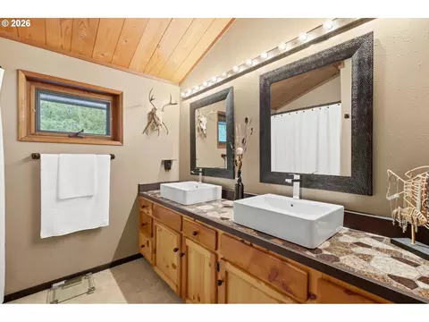 Bath - 57206 E Marmot Rd, Sandy, OR 97055 photo 1 of 2