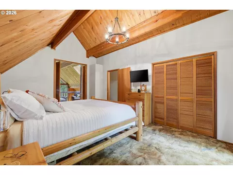 Bedroom - 57206 E Marmot Rd, Sandy, OR 97055 photo 2 of 3