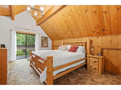 Bedroom - 57206 E Marmot Rd, Sandy, OR 97055 photo 1 of 3