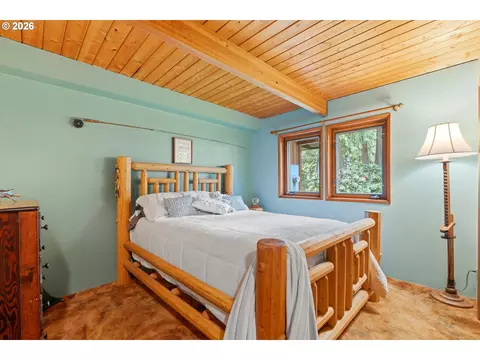 Bedroom - 57206 E Marmot Rd, Sandy, OR 97055 photo 3 of 3