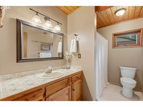 Bath - 57206 E Marmot Rd, Sandy, OR 97055 photo 2 of 2