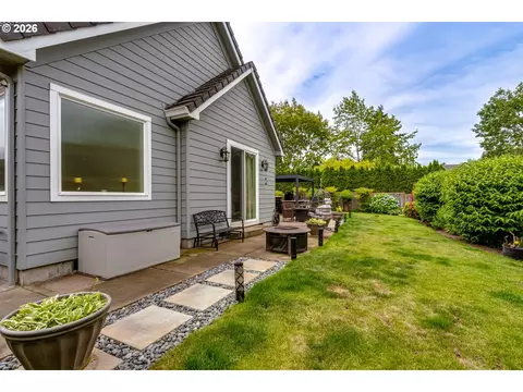 Exterior - 2251 Comstock Ave, Eugene, OR 97408 photo 6 of 7