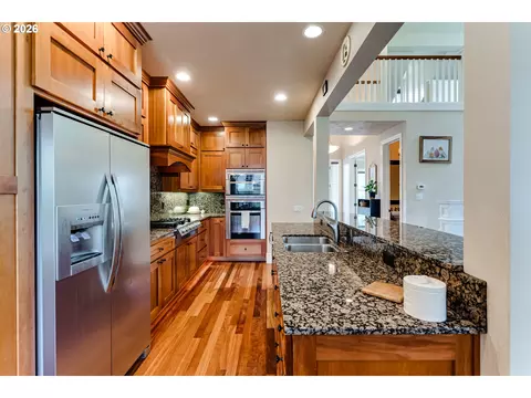 Kitchen - 2251 Comstock Ave, Eugene, OR 97408 photo 4 of 6