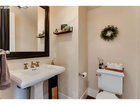 Bath - 2251 Comstock Ave, Eugene, OR 97408 photo 1 of 6