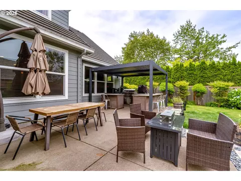 Exterior - 2251 Comstock Ave, Eugene, OR 97408 photo 4 of 7