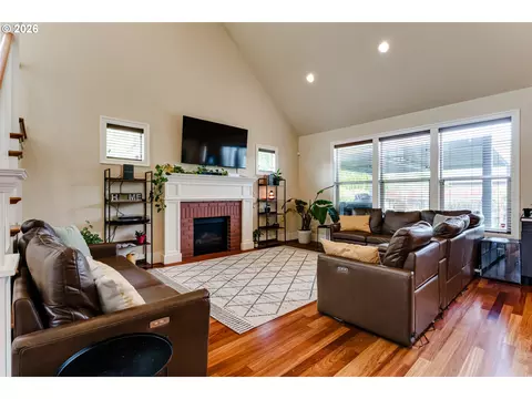 Living - 2251 Comstock Ave, Eugene, OR 97408 photo 1 of 3
