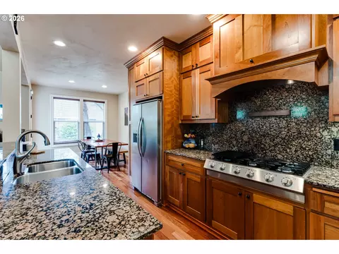 Kitchen - 2251 Comstock Ave, Eugene, OR 97408 photo 5 of 6
