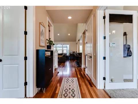 Entry Way - 2251 Comstock Ave, Eugene, OR 97408 photo 2 of 5